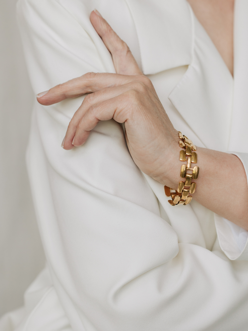 Bracelets hover